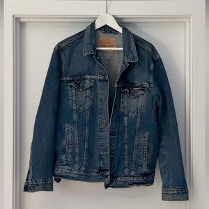 Men's Levi Trucker jacket size medium washed denim